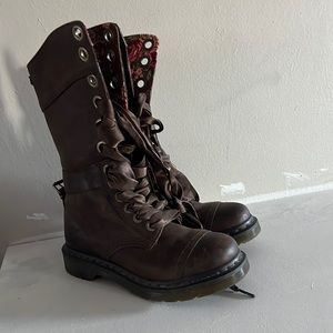 Ribbon lace combat boots